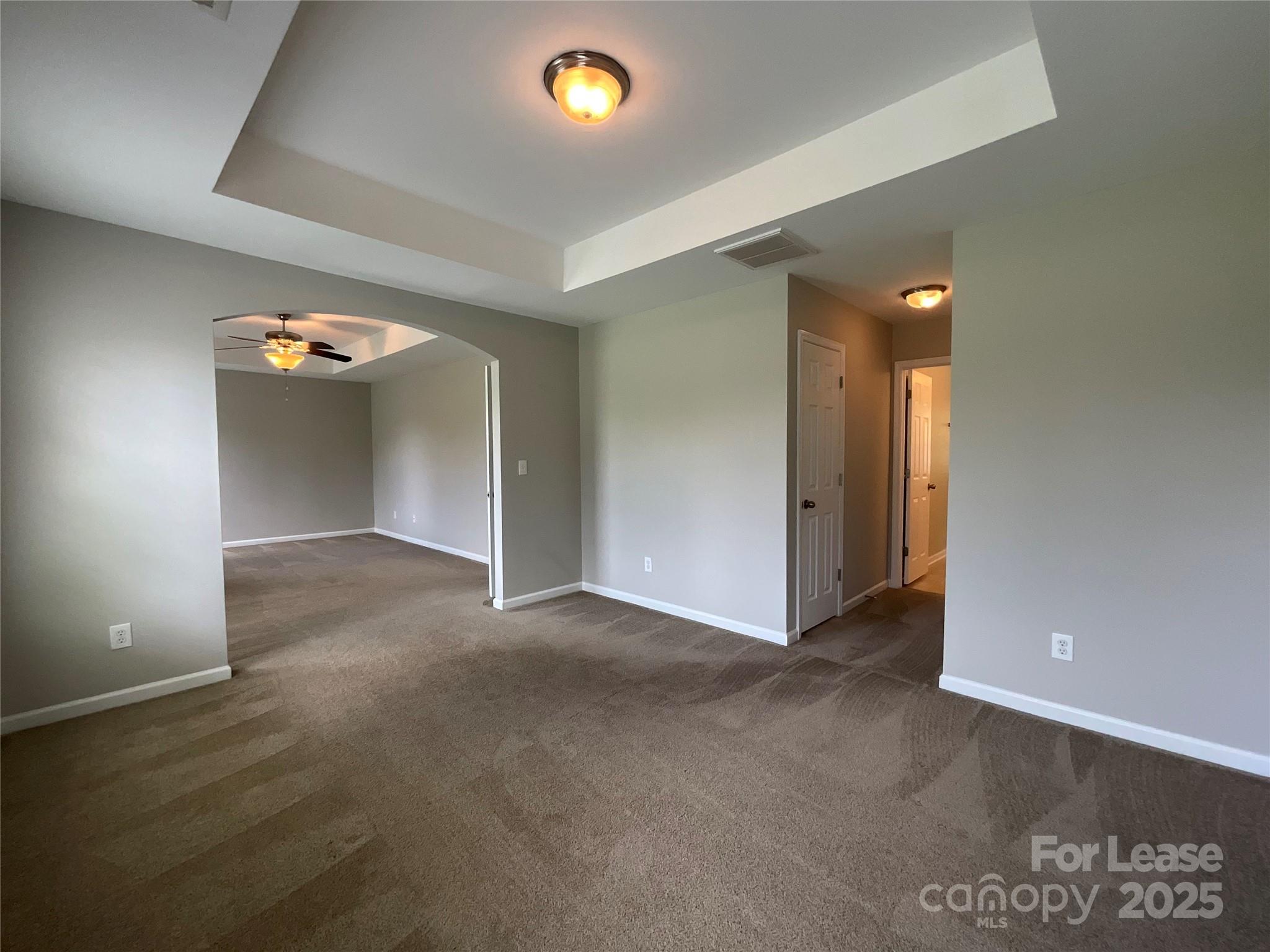 10846 Traders Court Davidson, NC 28036 - Photo 19 of 24 an empty room with a mirror