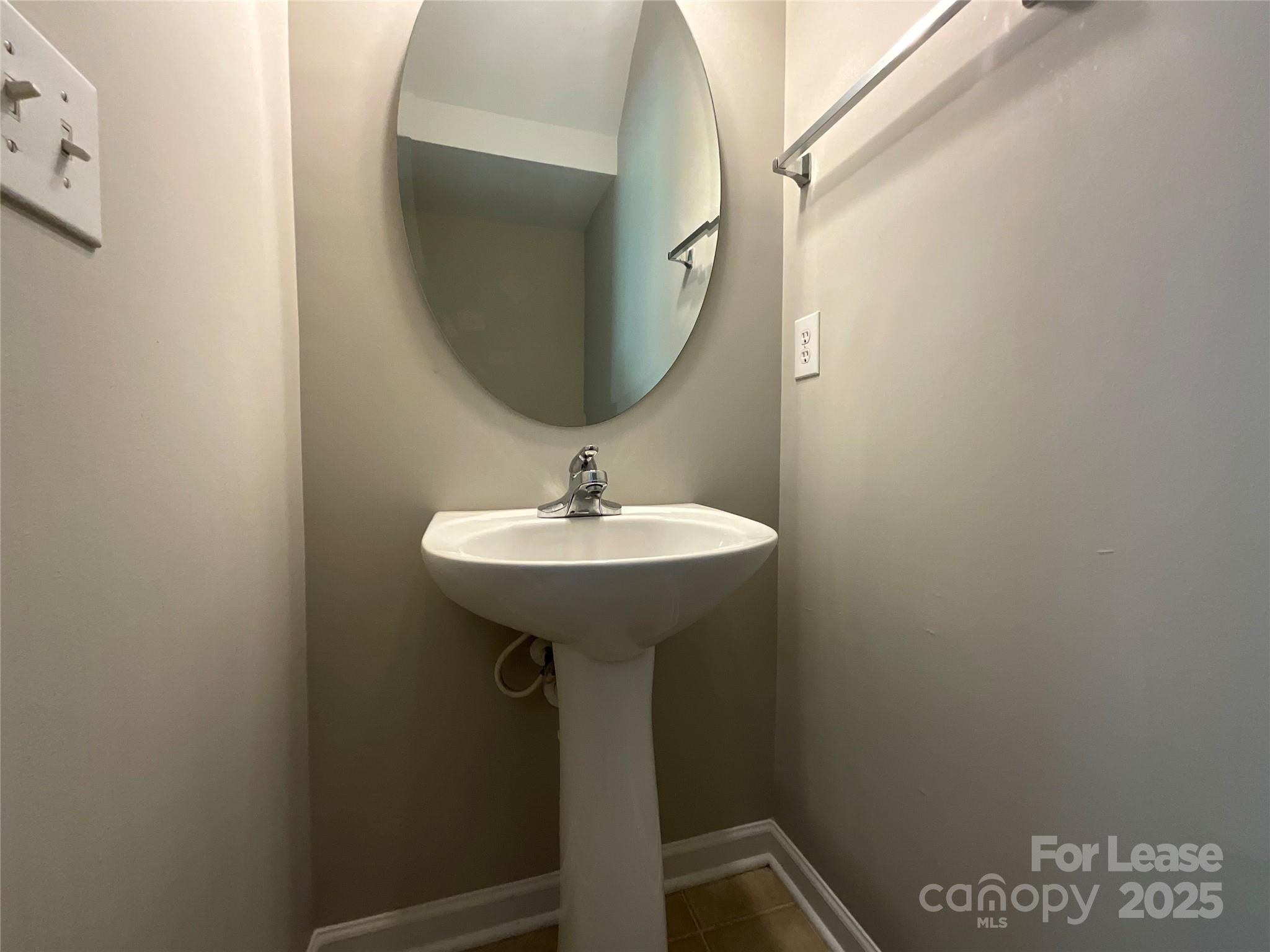 10846 Traders Court Davidson, NC 28036 - Photo 5 of 24 a bathroom with a sink and mirror