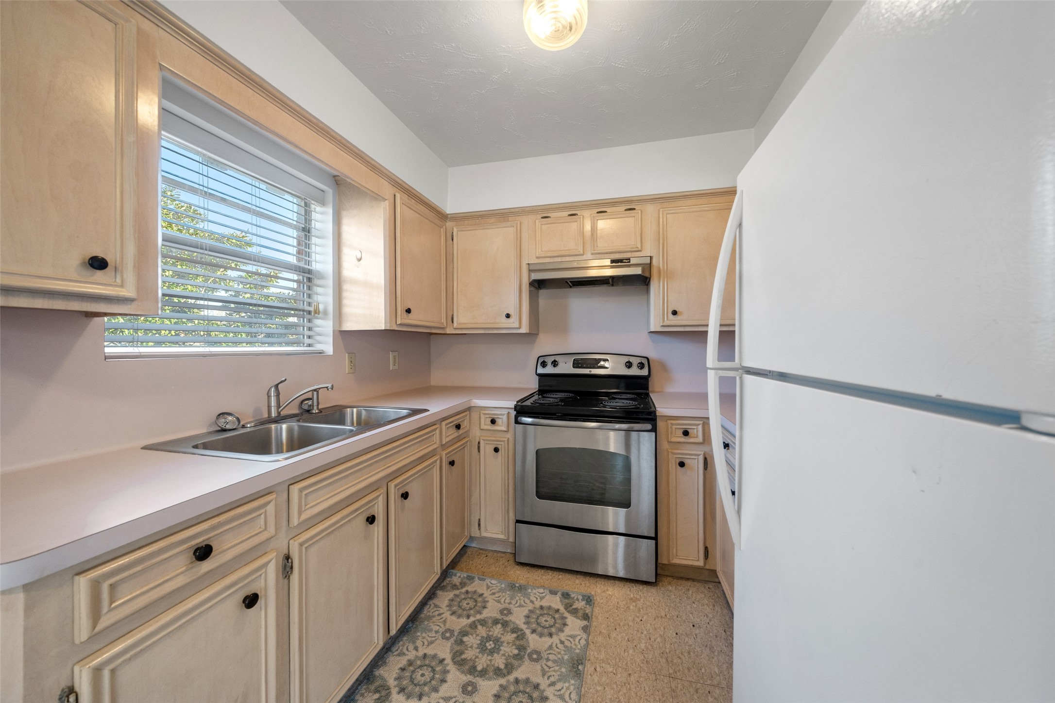 926 East 14th Street, Unit 7 Houston, TX 77009 - Photo 11 of 17 a kitchen with a sink stove and window