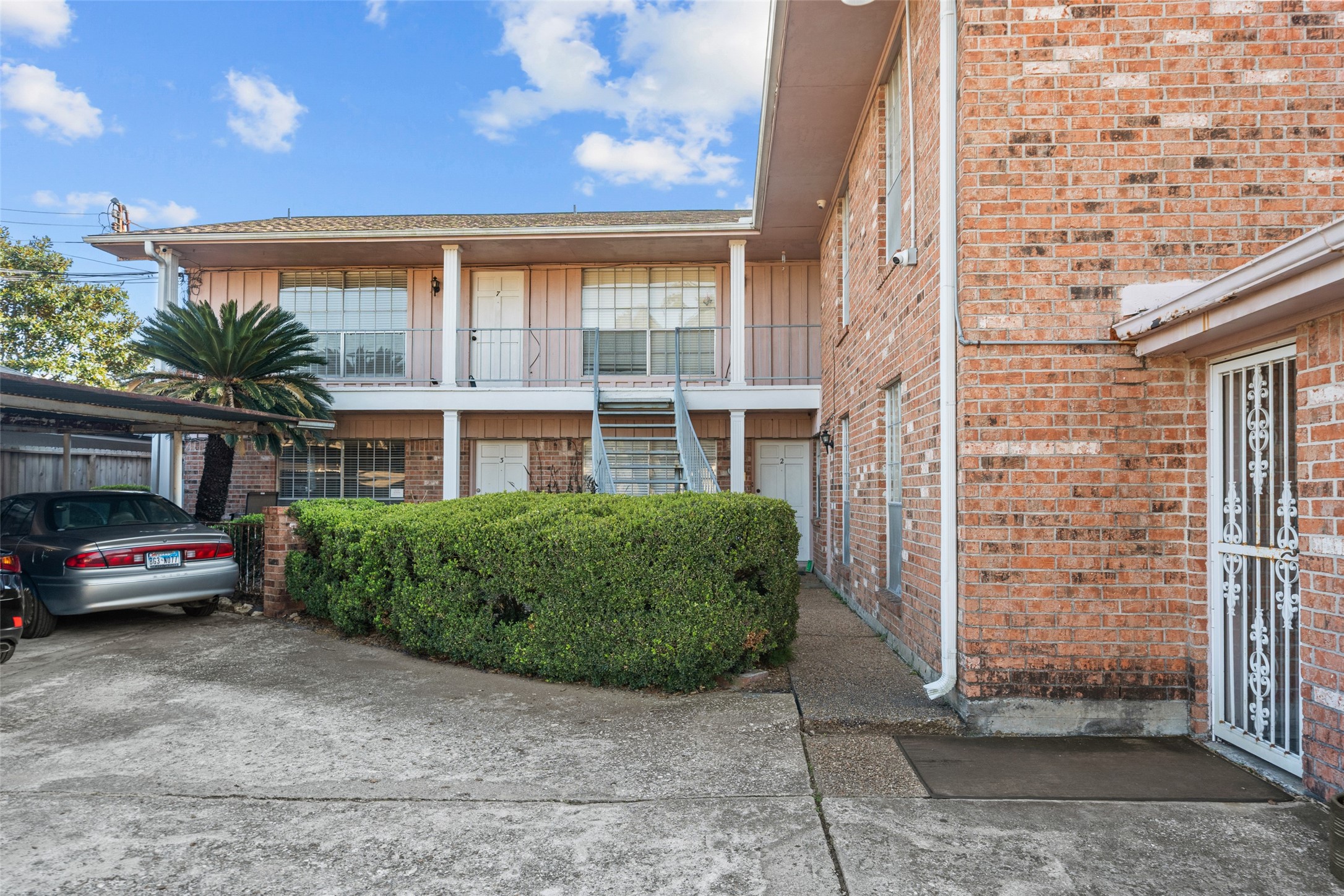 926 East 14th Street, Unit 7 Houston, TX 77009 - Photo 3 of 17 a front view of a house with a garden