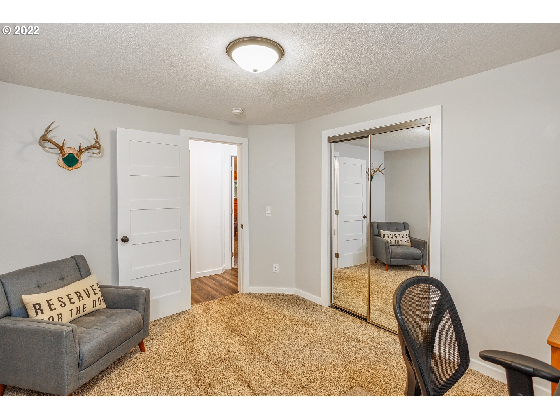 711 North Main Avenue Ridgefield, WA 98642 - Photo 10 of 14 a living room with furniture