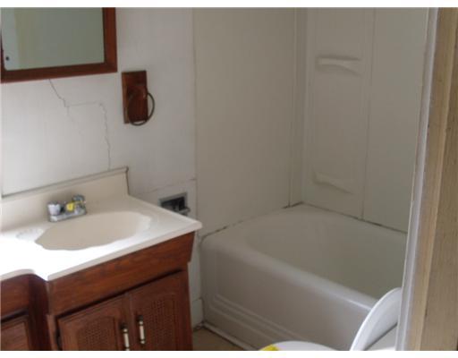 711 Harriet Street McKees Rocks, PA 15136 - Photo 7 of 8 Full Bath.