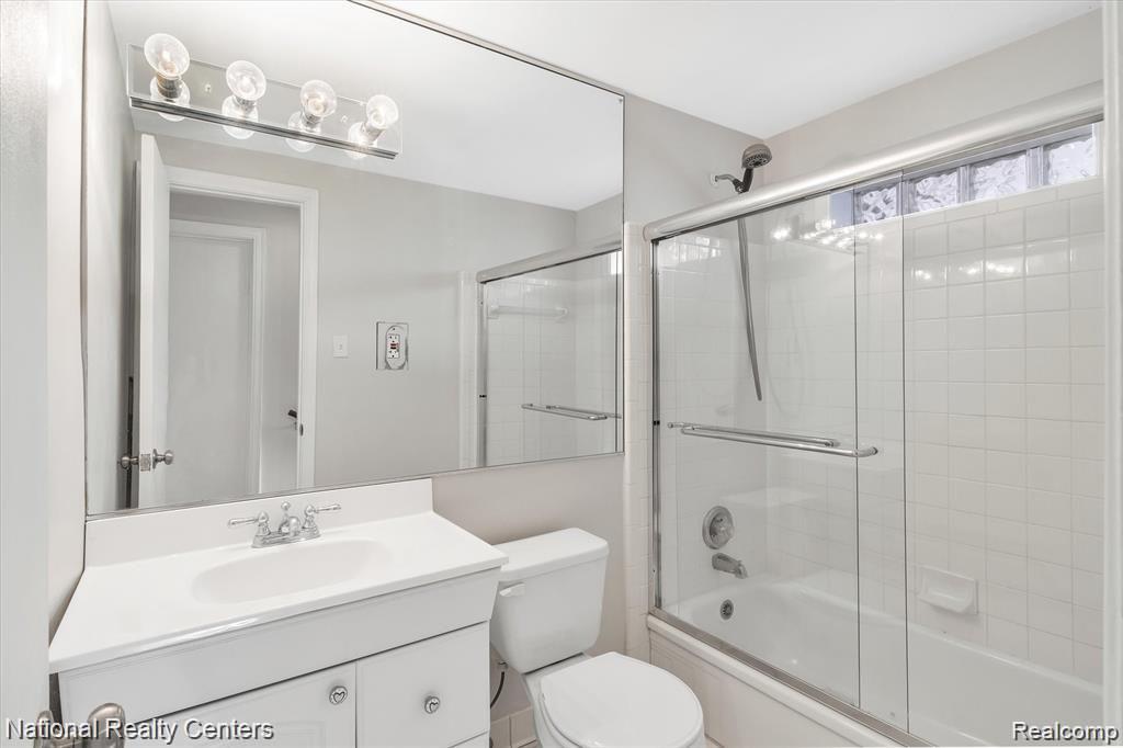 1798 Oxford Road Grosse Pointe, MI 48236 - Photo 17 of 35 18-1798-Oxford-Rd-WindowStill-Real-Estate-Photography-18.jpg