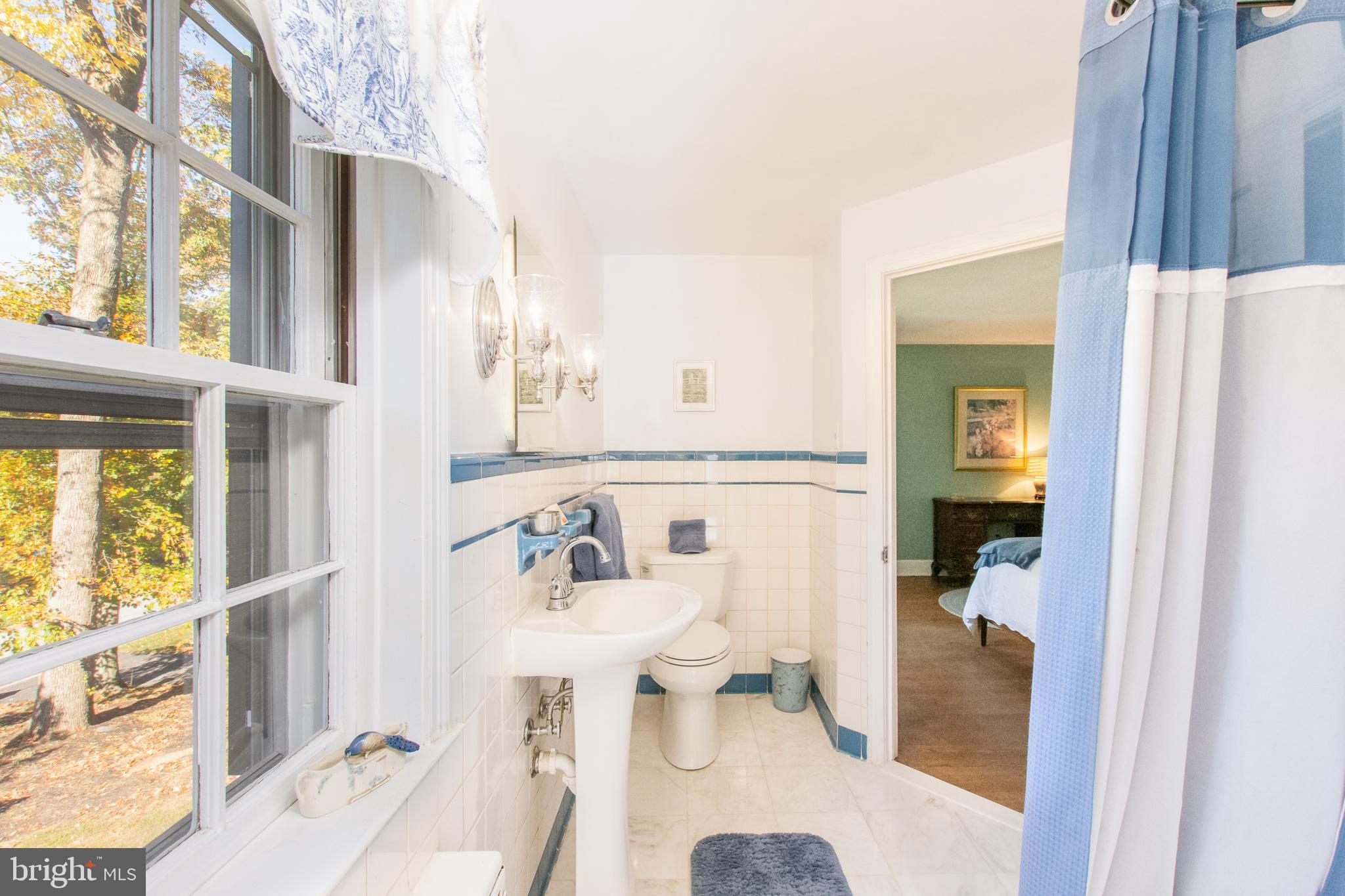 1010 Overbrook Road Wilmington, DE 19807 - Photo 30 of 41 Jack & Jill bathroom