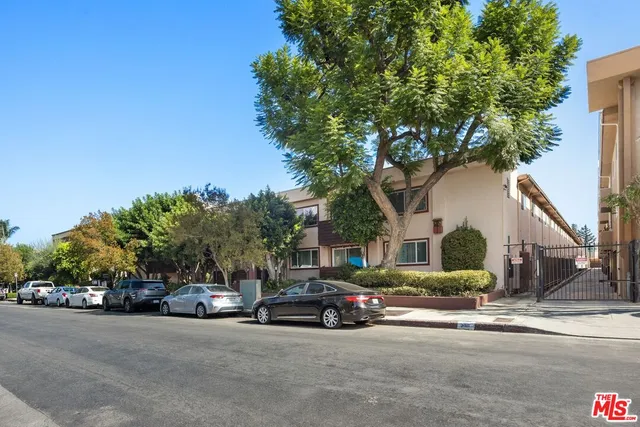 $2,400 | 5400 Newcastle Avenue, Unit 66, Encino, CA 91316