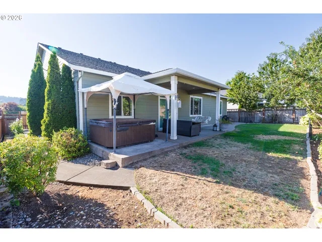 a view of a house with backyard and garden