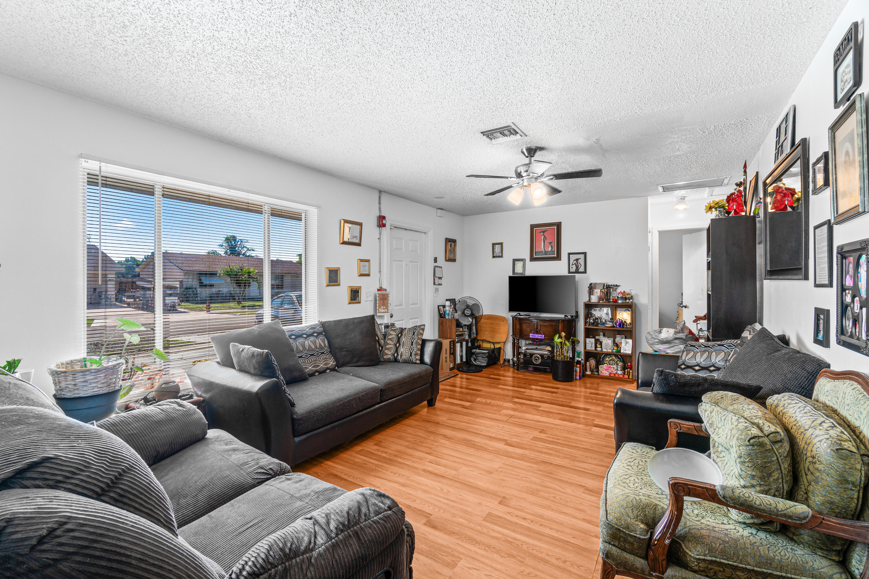 2313 Z Terrace Riviera Beach, FL 33404 - Photo 6 of 21 living room