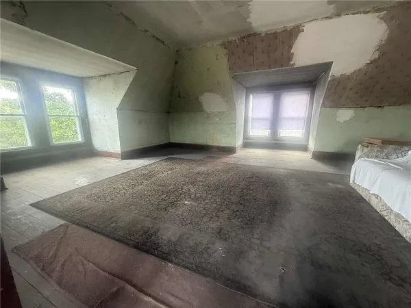 a view of empty room with window