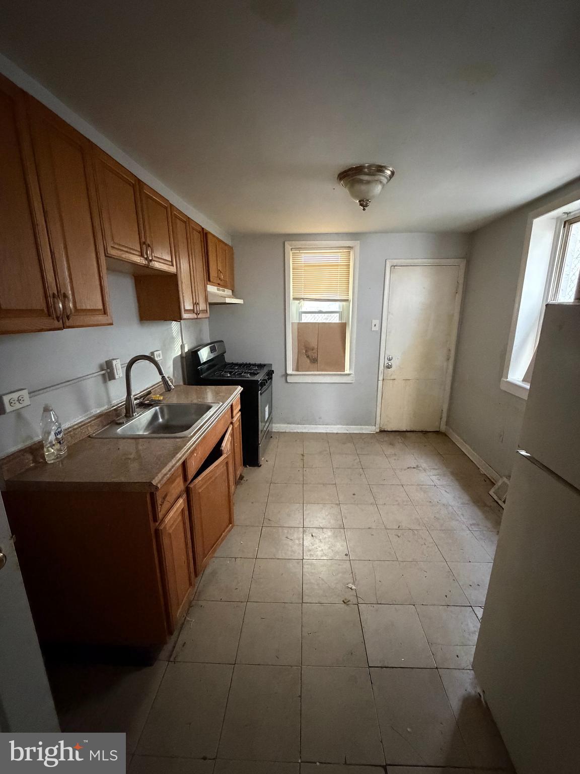 1639 South LeCount Street Philadelphia, PA 19145 - Photo 2 of 9 a kitchen with a sink a stove and cabinets