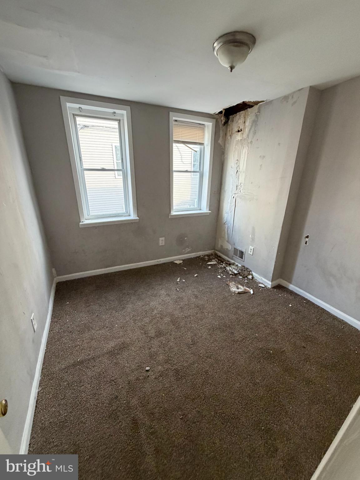 1639 South LeCount Street Philadelphia, PA 19145 - Photo 7 of 9 an empty room with windows