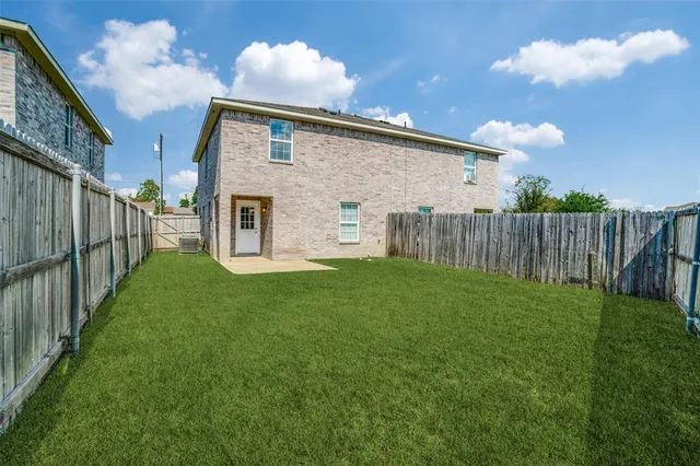 a view of a house with backyard