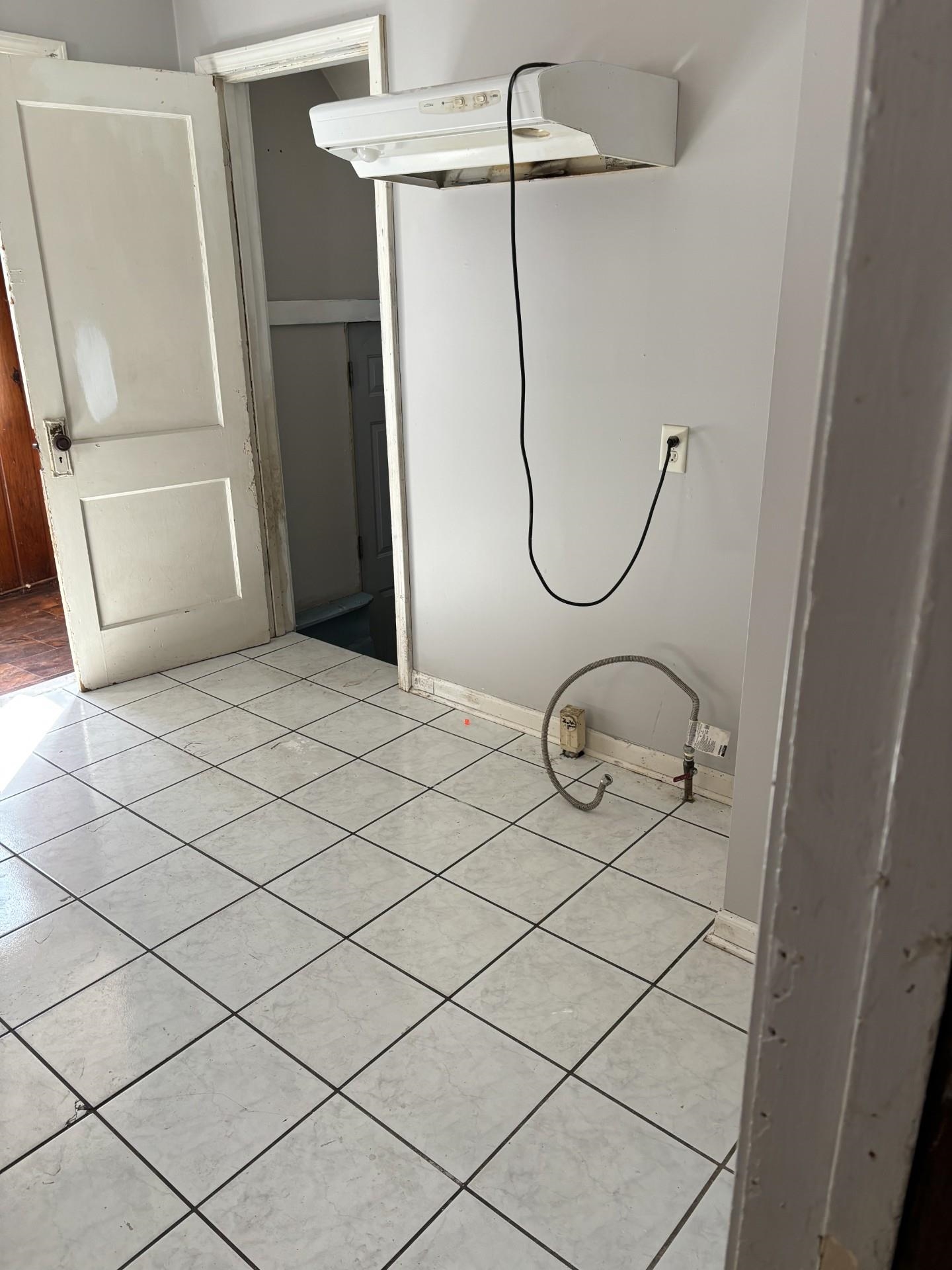 409 Barnum Road Rockford, IL 61109 - Photo 13 of 15 a bathroom with a shower