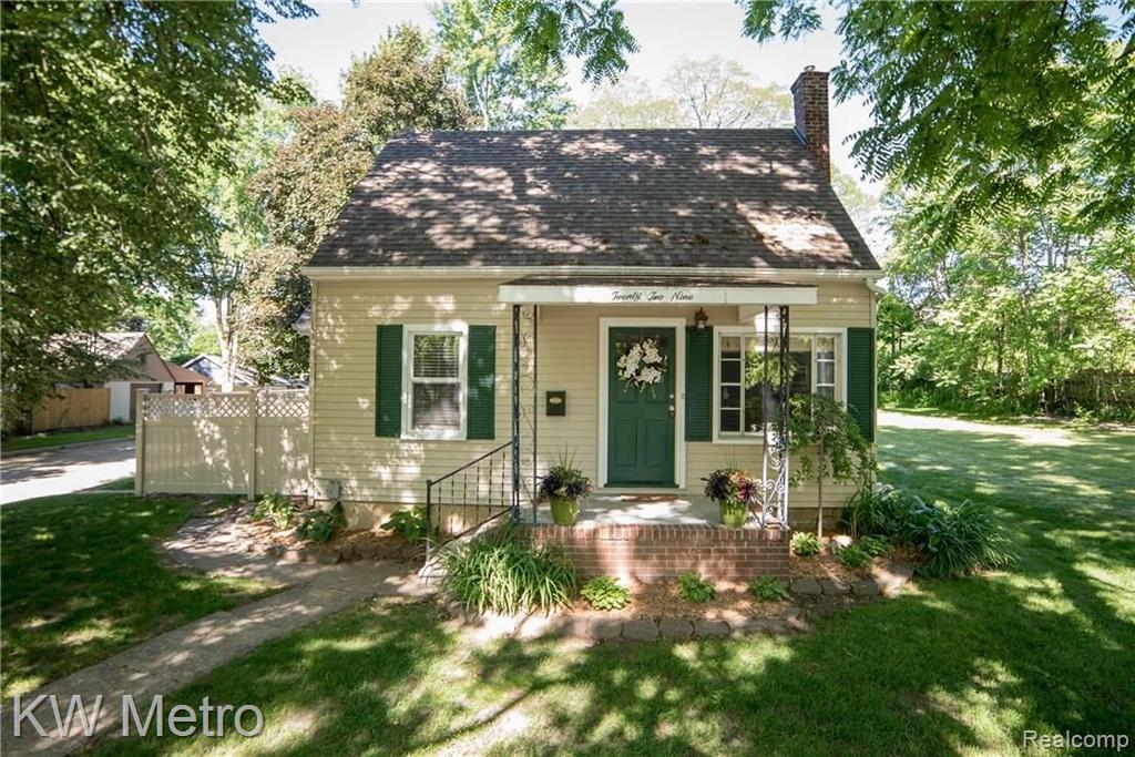 229 North Helen Avenue Rochester, MI 48307 - Photo 1 of 37