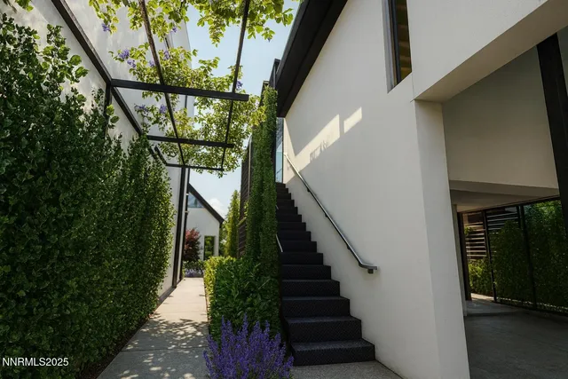 a view of a backyard