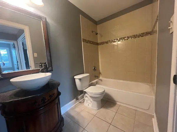 $2,650 | 1333 Court O, Unit 4, Hanover Park, IL 60133