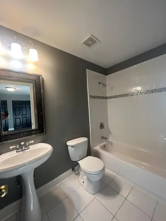 $2,650 | 1333 Court O, Unit 4, Hanover Park, IL 60133