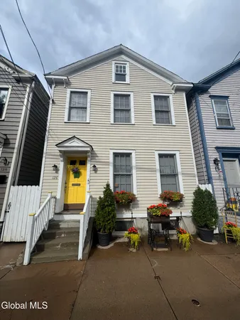 $1,325 | 126 North College Street, Unit 2, Schenectady, NY 12305