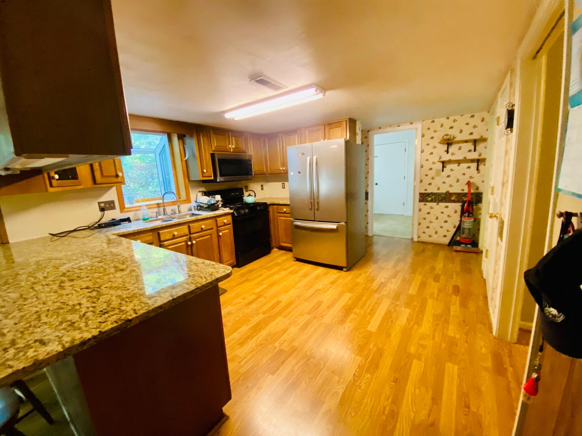 6054 Burnham Road Roanoke, VA 24018 - Photo 8 of 10 Kitchen