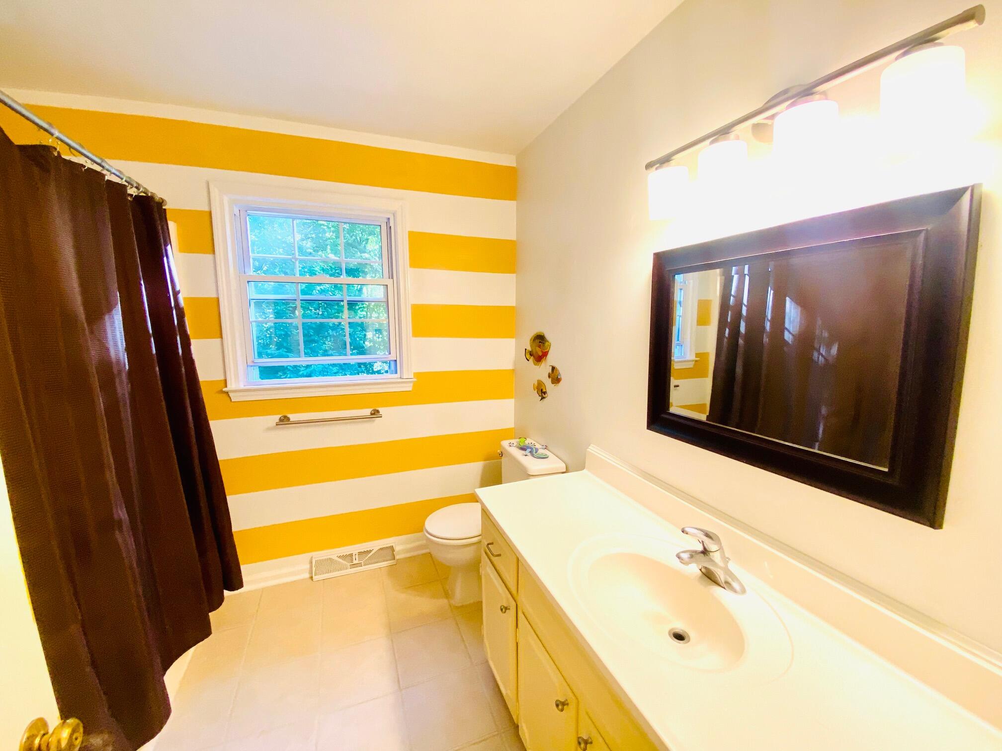 6054 Burnham Road Roanoke, VA 24018 - Photo 10 of 10 Upstairs bath