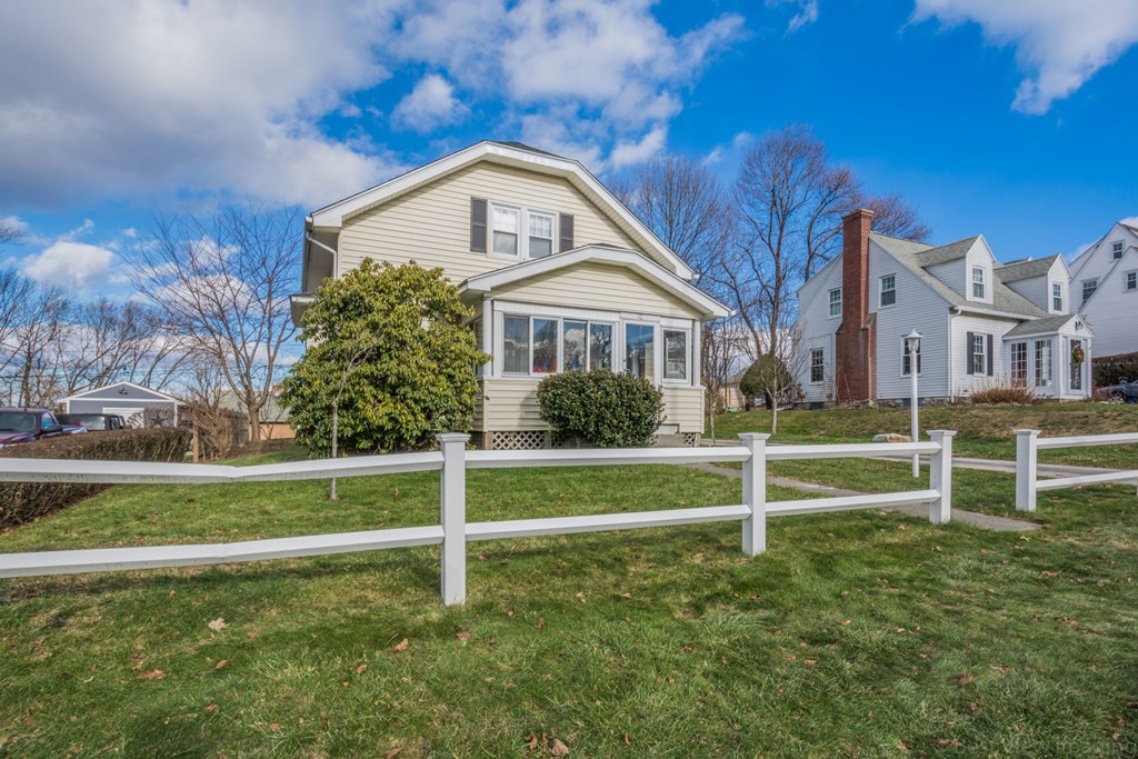 10 Ashburnham Road Worcester, MA 01605 - Photo 2 of 27 Gallery Image 2