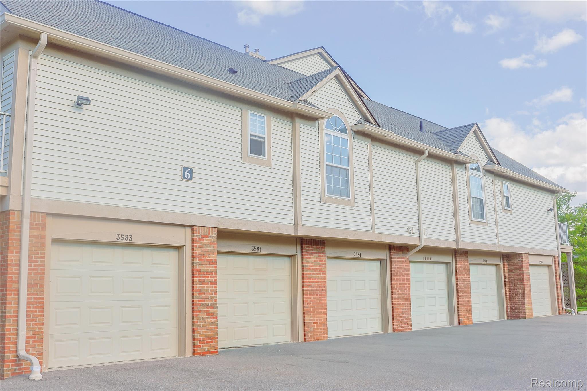 3581 Oakmonte Boulevard Rochester, MI 48306 - Photo 4 of 34