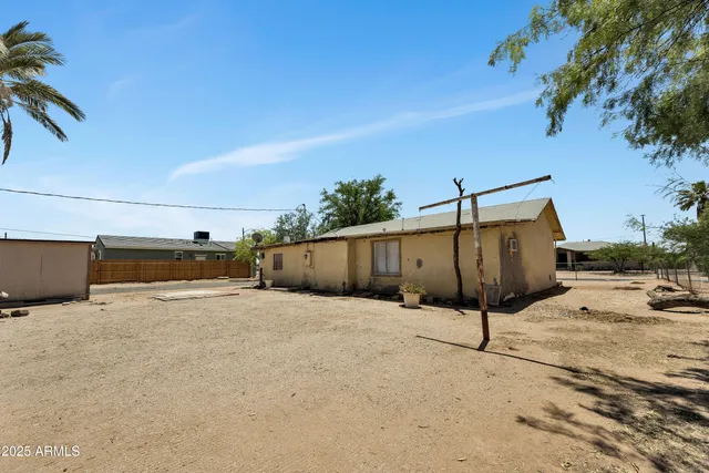 a view of a backyard