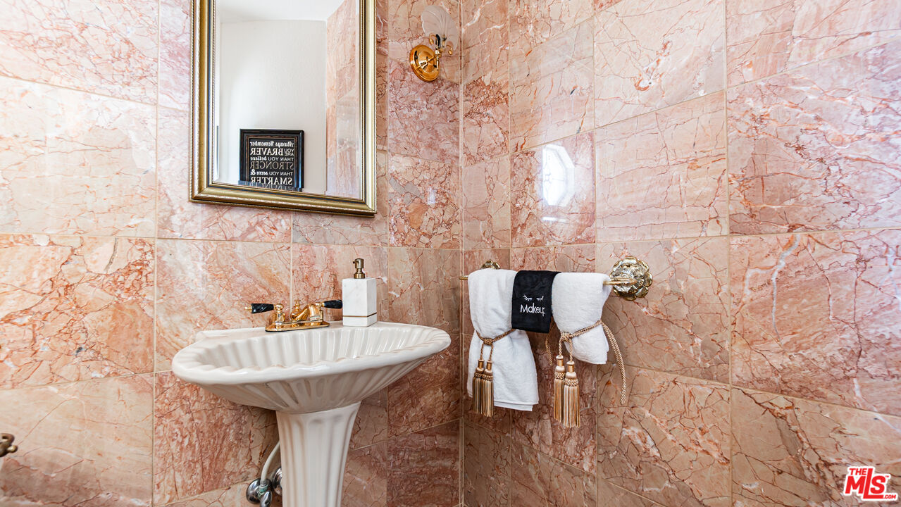 7449 Studio Road Canoga Park, CA 91304 - Photo 16 of 68