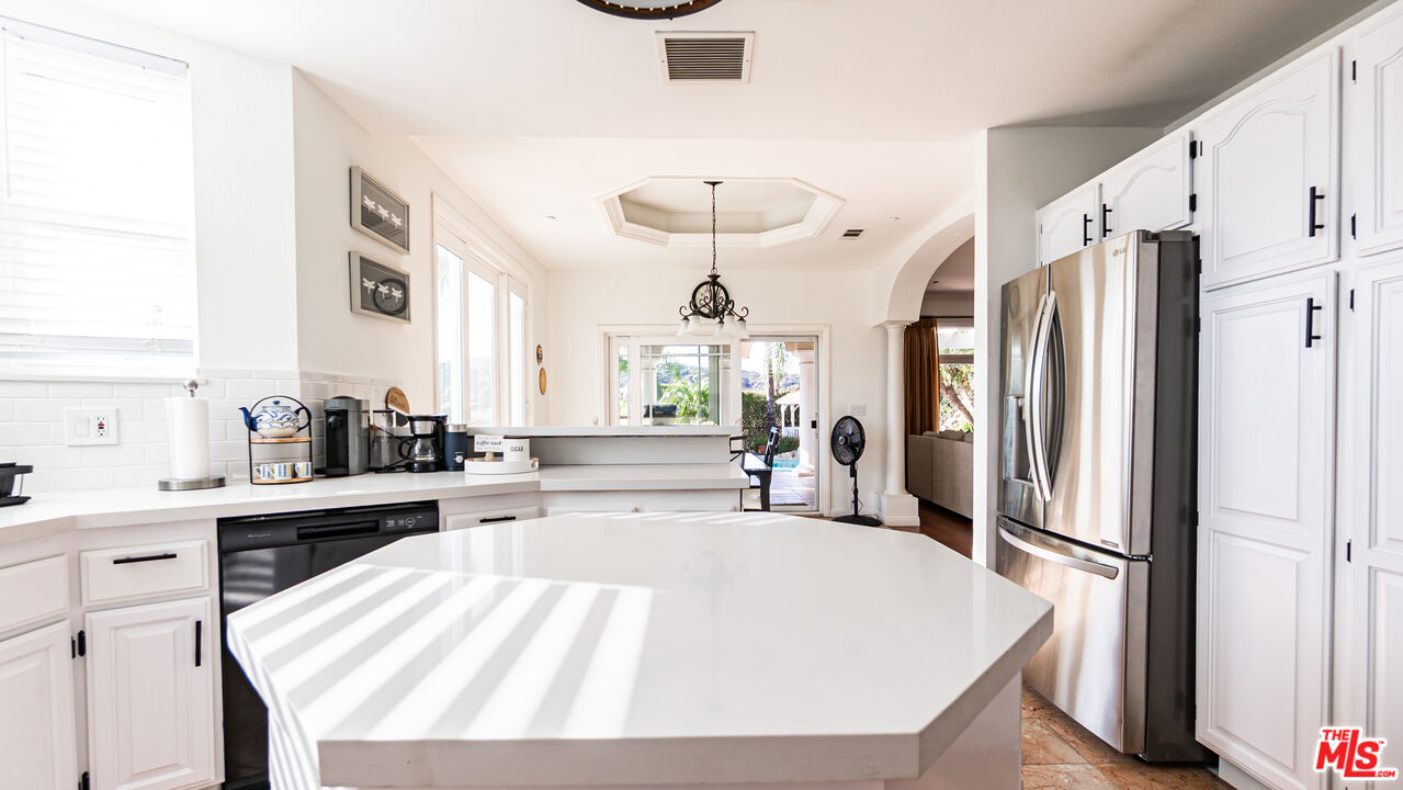 7449 Studio Road Canoga Park, CA 91304 - Photo 16 of 67