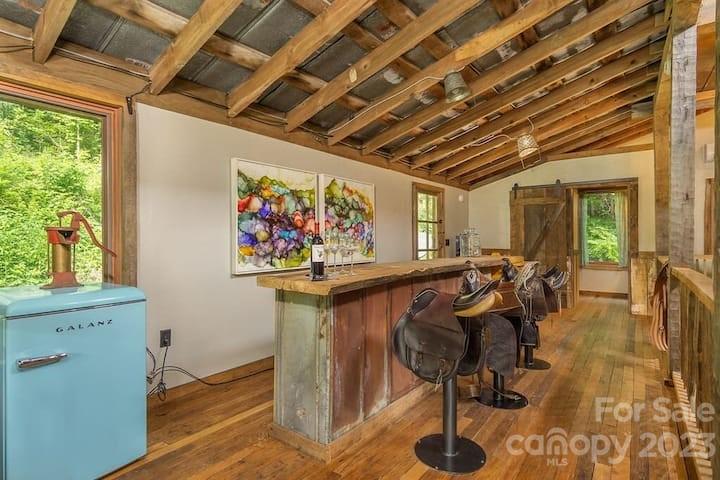 72 Scotchmans Road Waynesville, NC 28786 - Photo 35 of 46 a view of a patio with table and chairs