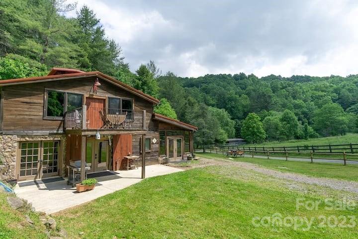 72 Scotchmans Road Waynesville, NC 28786 - Photo 4 of 46 a view of a house with backyard porch and sitting area