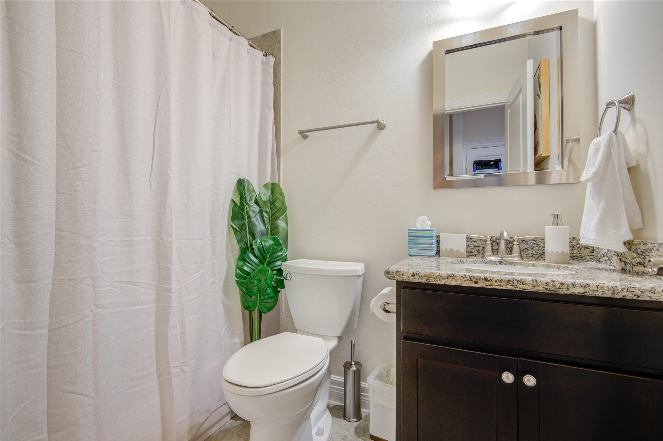 738 Link Road Houston, TX 77009 - Photo 19 of 20 3rd Floor Full Bathroom