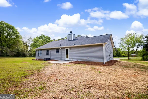 a view of a house with a yard