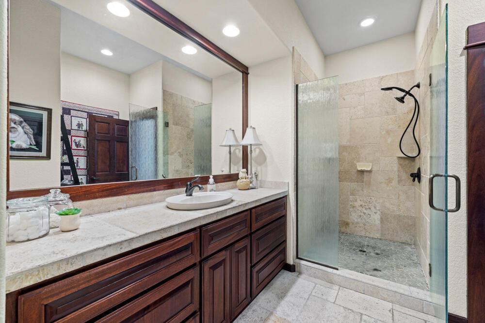 6012 Cooper's Hawk Road Klamath Falls, OR 97601 - Photo 39 of 58 Bathroom
