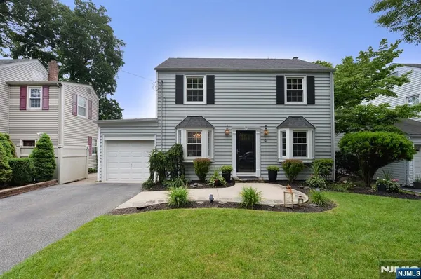 $775,000 | 418 Burlington Road, Paramus, NJ 07652