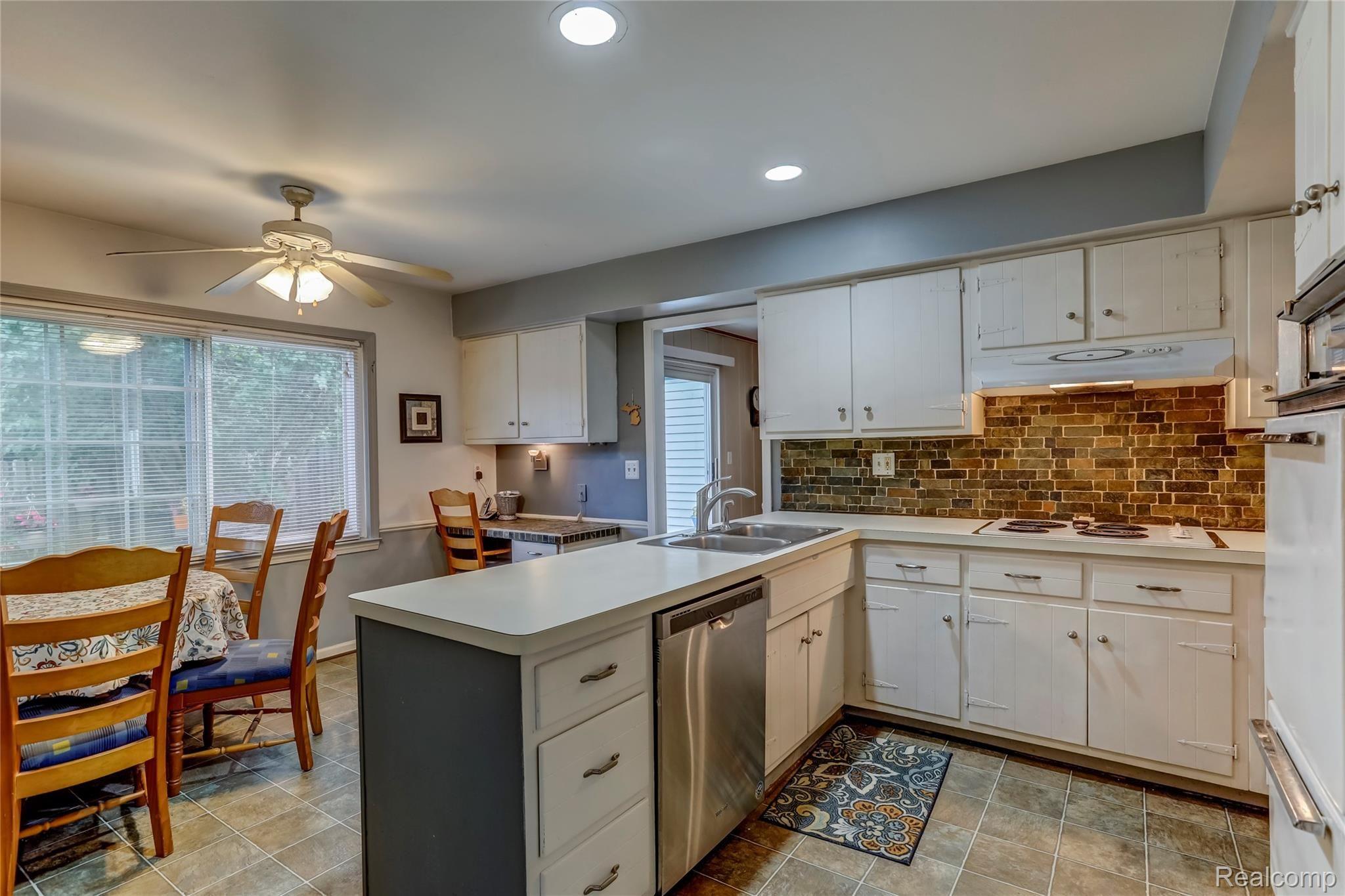 2496 Wickfield Road West Bloomfield, MI 48323 - Photo 5 of 32 2496 Wickfield Road, West Bloomfield Township, MI-11-FULL.jpg