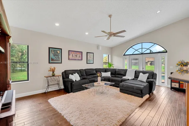 $1,075,000 | 10424 Southwest 17th Manor, Davie, FL 33324