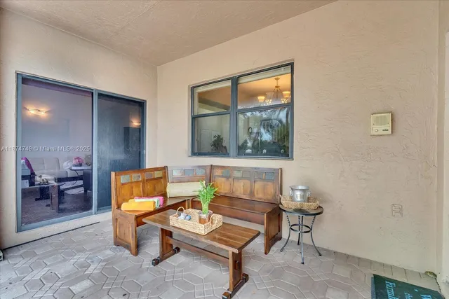 $1,075,000 | 10424 Southwest 17th Manor, Davie, FL 33324