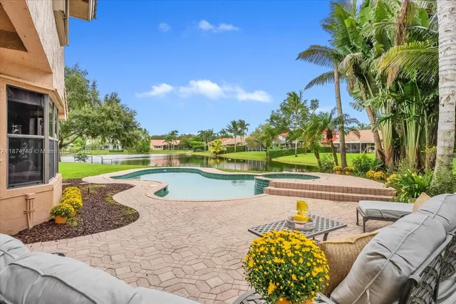 $1,075,000 | 10424 Southwest 17th Manor, Davie, FL 33324