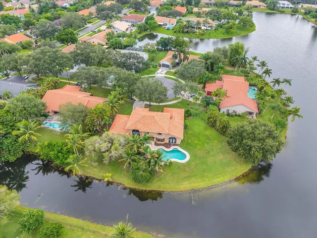 $1,075,000 | 10424 Southwest 17th Manor, Davie, FL 33324