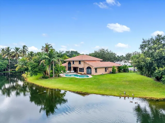 $1,075,000 | 10424 Southwest 17th Manor, Davie, FL 33324