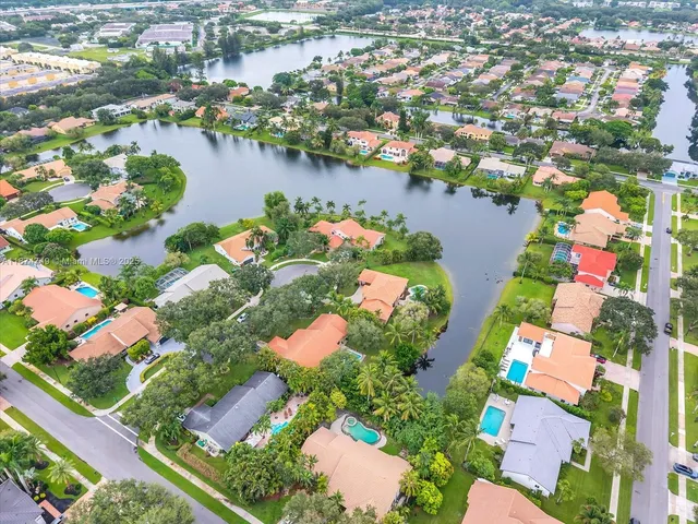 $1,075,000 | 10424 Southwest 17th Manor, Davie, FL 33324