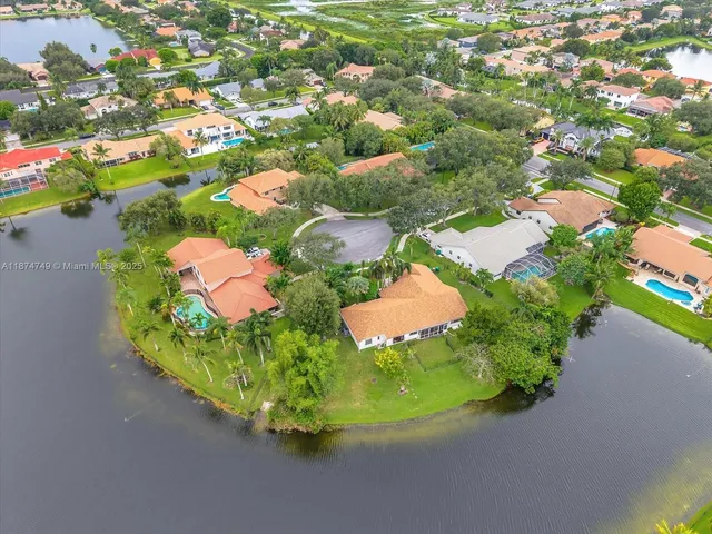 $1,075,000 | 10424 Southwest 17th Manor, Davie, FL 33324