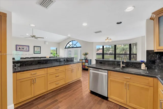 $1,075,000 | 10424 Southwest 17th Manor, Davie, FL 33324
