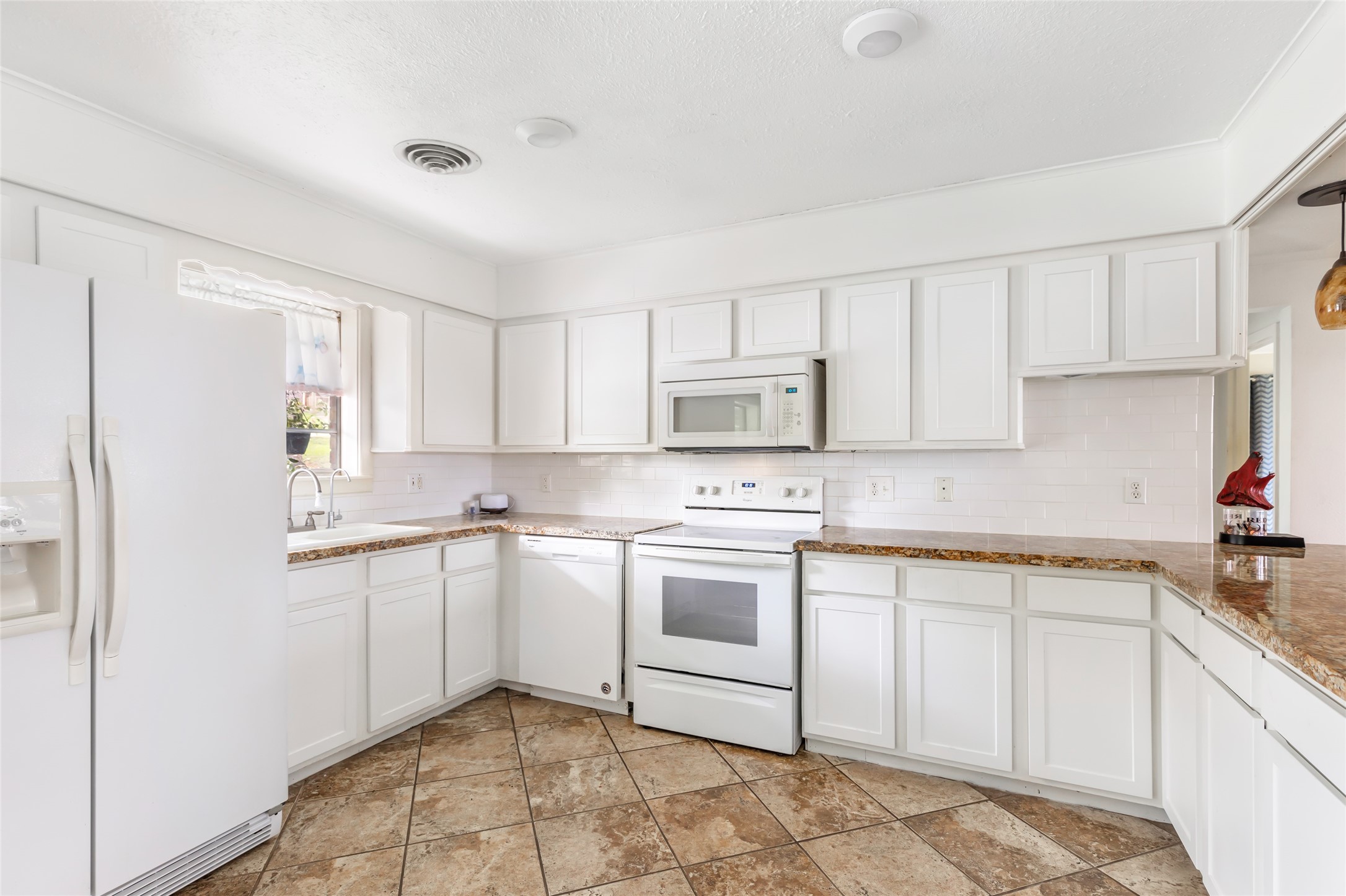 406 Kickapoo Drive Livingston, TX 77351 - Photo 5 of 42