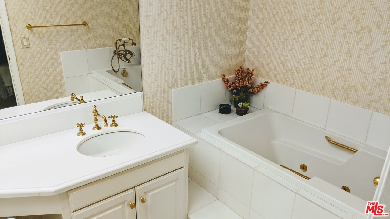880 West 1st Street, Unit 603 Los Angeles, CA 90012 - Photo 13 of 54 a bathroom with a sink and a bathtub