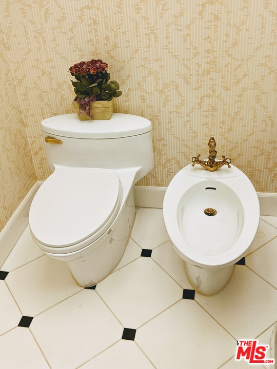 880 West 1st Street, Unit 603 Los Angeles, CA 90012 - Photo 14 of 54 a bathroom with a toilet and a mirror