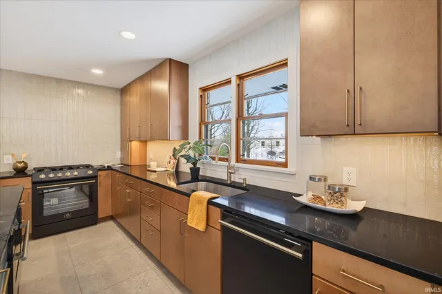 $649,900 | 301 East Glendora Drive, Bloomington, IN 47408