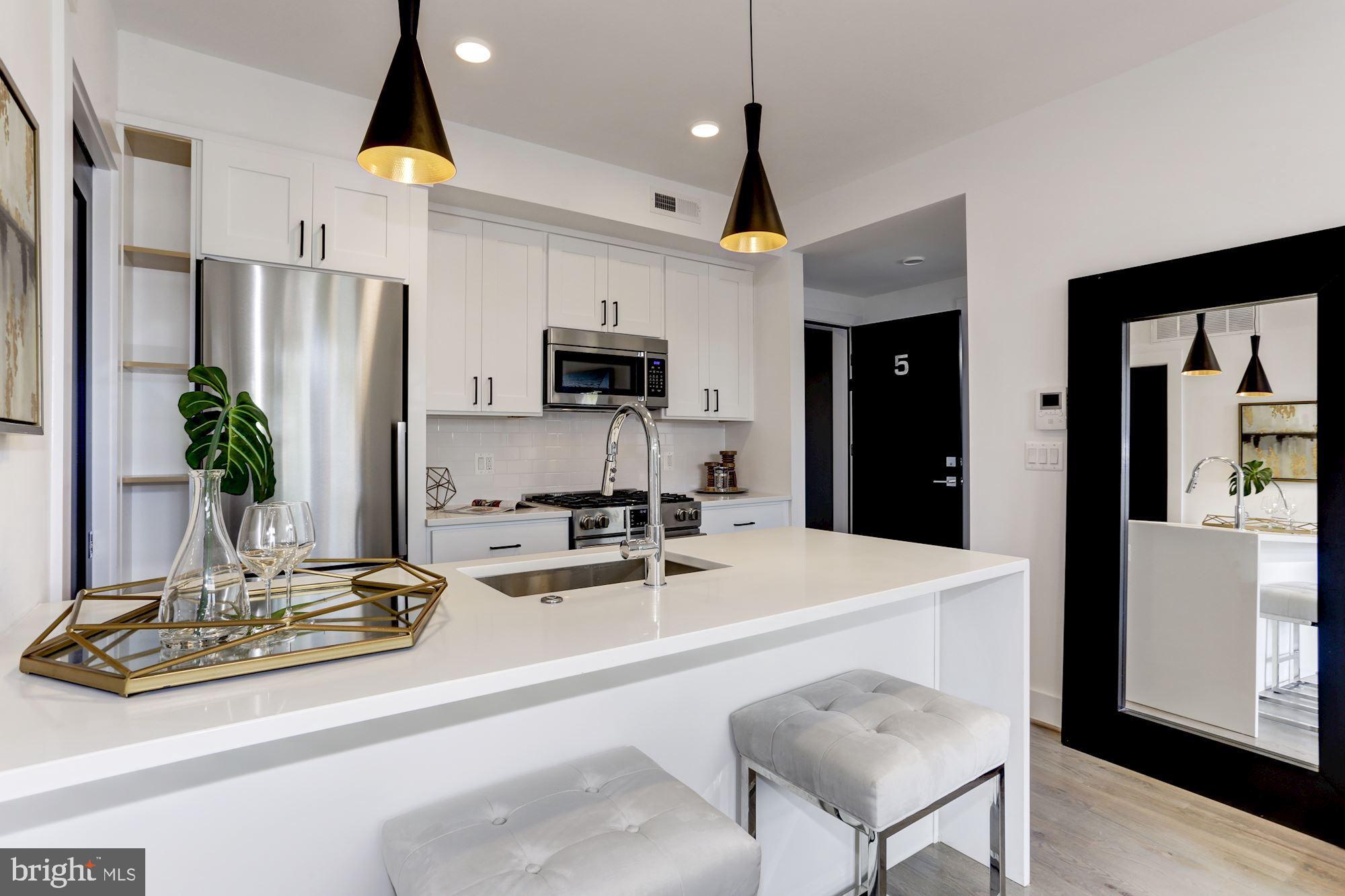 1508 F Street Northeast, Unit 4 Washington, DC 20002 - Photo 4 of 12 Large island - - photo of similar unit