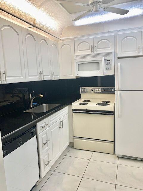 6 Preston A Boca Raton, FL 33434 - Photo 3 of 22 Kitchen