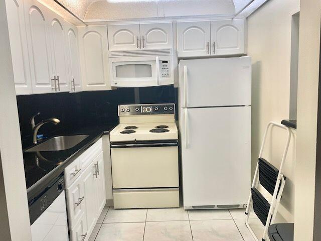 6 Preston A Boca Raton, FL 33434 - Photo 4 of 22 Kitchen